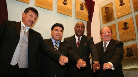 Mercedes Esquer, Teodoro Higuera, Jimmie Collins y Dr. Arturo León Lerma con sus anillos conmemorativos