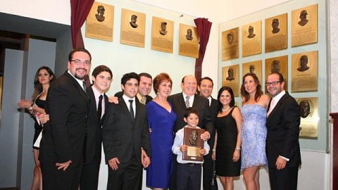 Dr. Arturo León Lerma acompañado por su familia