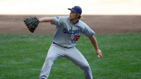 Clayton Kershaw lanzando por Dodgers de Los Angeles