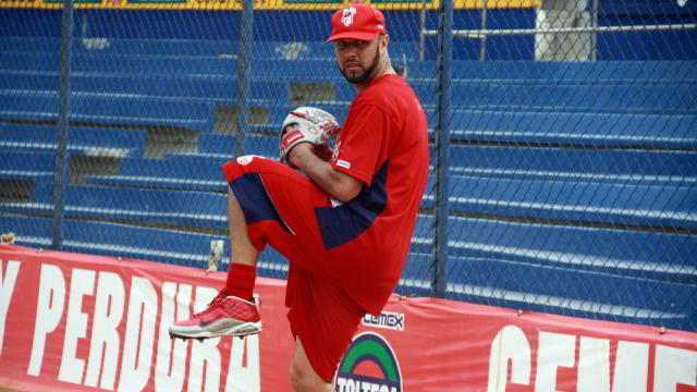 Esteban Loaiza lanzando bullpen en entrenamiento de Venados de Mazatlán