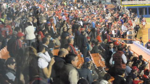 Público en el Estadio Casa Geo de Águilas de Mexicali