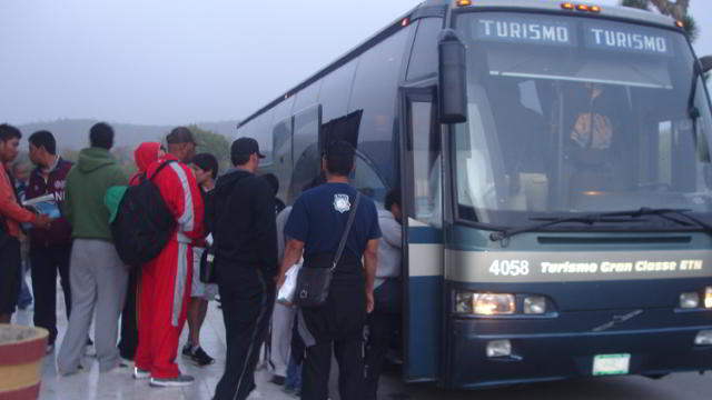 Selección abordando el autobús para iniciar su viaje al Panamericano Juvenil 2011
