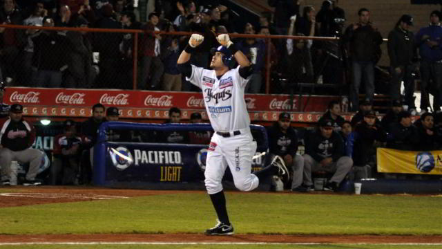 Agustín Murillo de Yaquis de Ciudad Obregón celebrando jonrón en la Serie Final