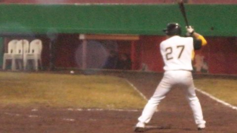 Iván Bellazetín de Chileros de Xalapa en la Final de la Liga Invernal Veracruzana