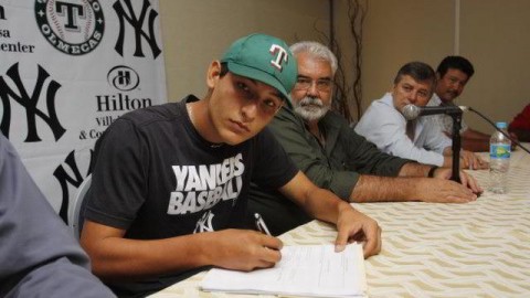 Rafael Ordaz firmando para los Yankees de Nueva York