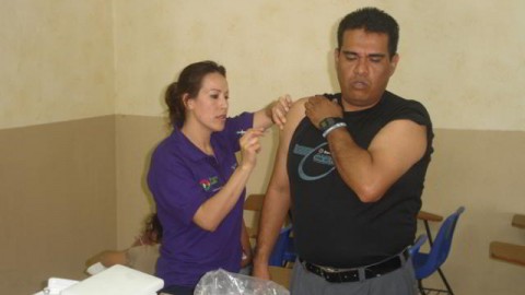 Vacunación de umpires en la Academia de la Liga Mexicana de Beisbol