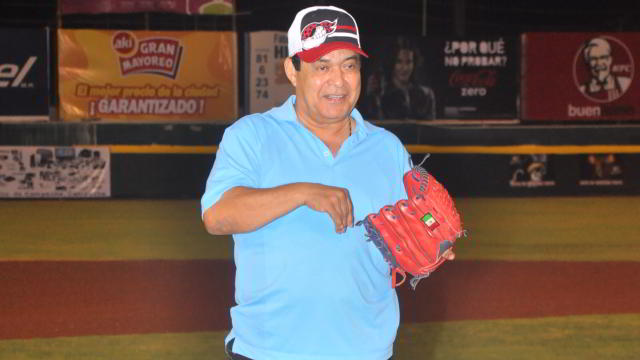 Francisco "Paquín" Estrada lanzando la primera bola en Campeche