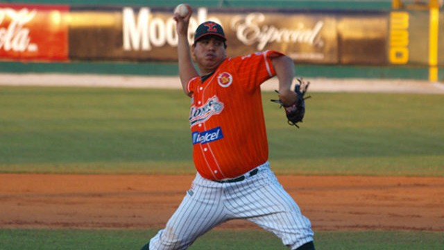 Guillermo Carrillo, pitcher de Leones de Yucatán ante Saraperos