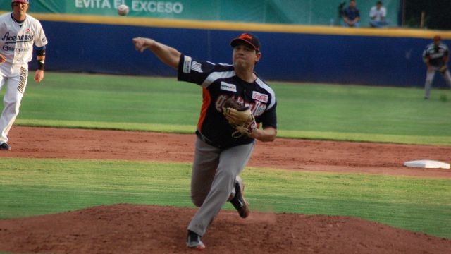 Pablo Ortega de Tigres de Quintana Roo lanzando en Monclova