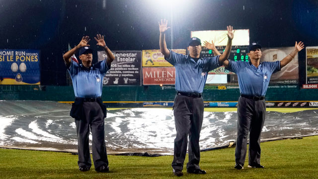 Umpires decretan suspensión por lluvia